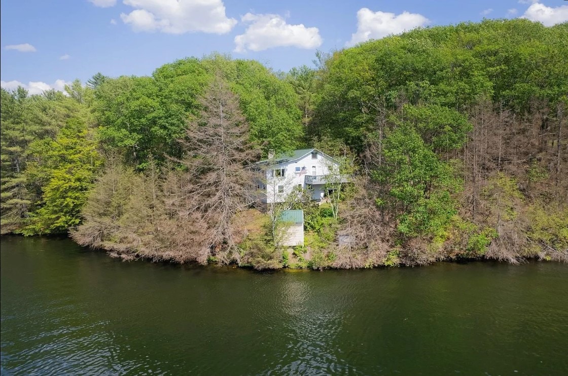 Private oasis directly on Lake Hortonia VT