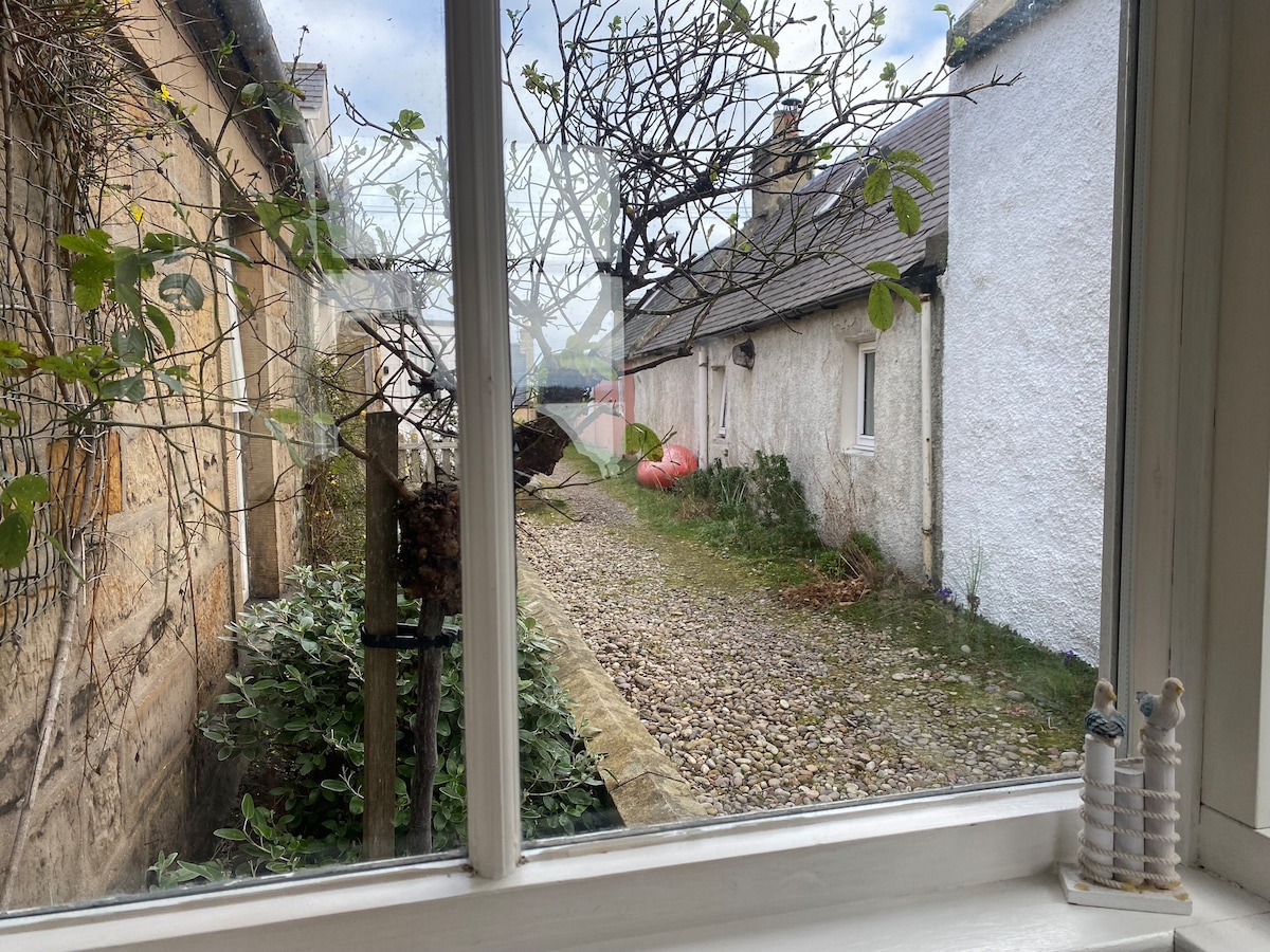 Cottage with views to Findhorn Bay