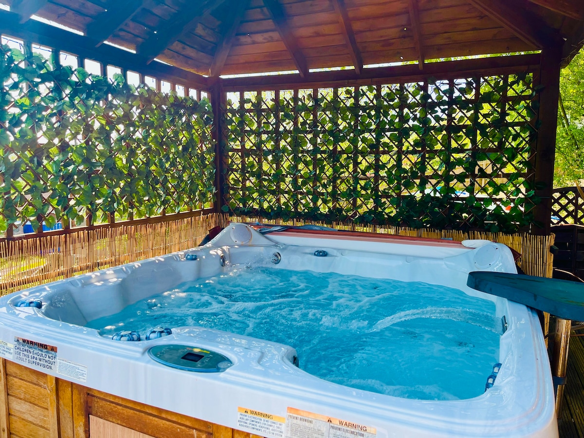 Greenacre Cabin with private hot tub