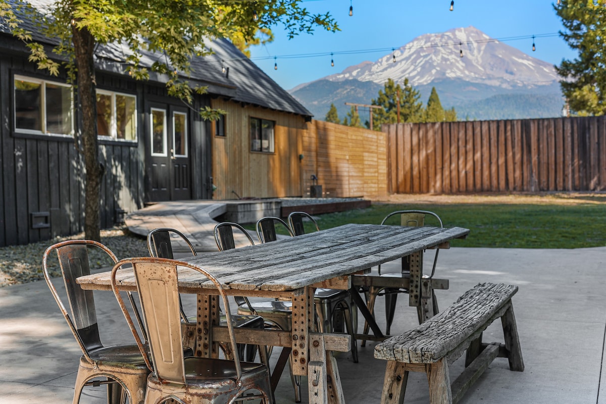 Cedar Cabin + Mt Shasta View | 3br/2ba | sleeps 12