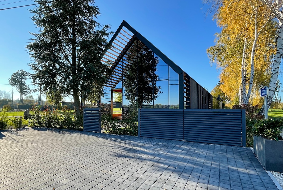 Le Reflet cottage, Stock Pond