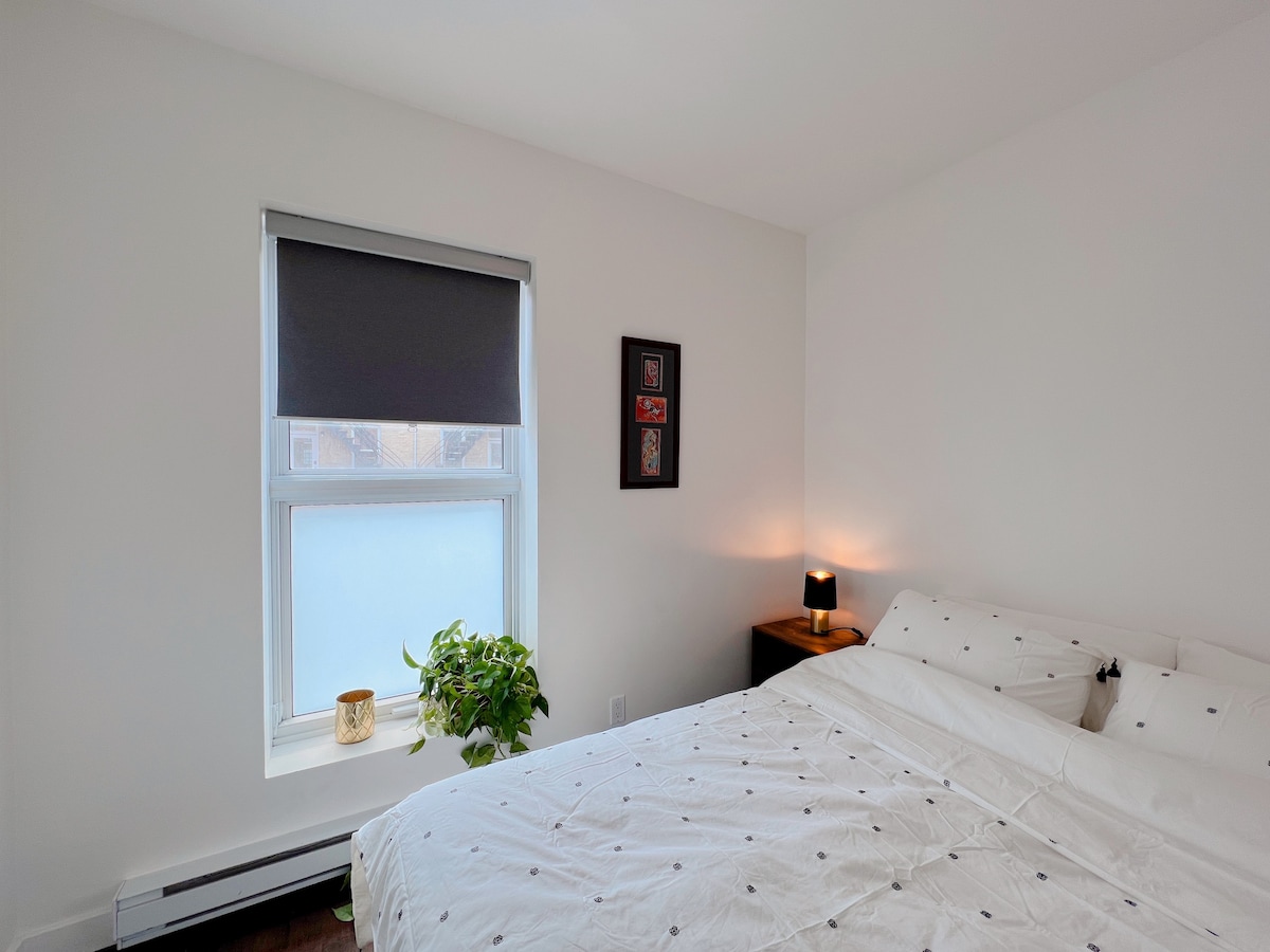 Cozy 2 bedroom apt in heart of Montreal Plateau