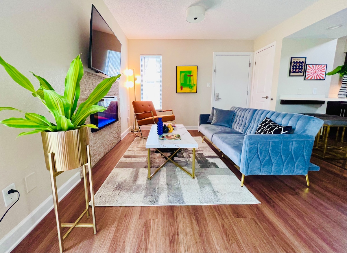 Mid-Century Modern King Studio Apt