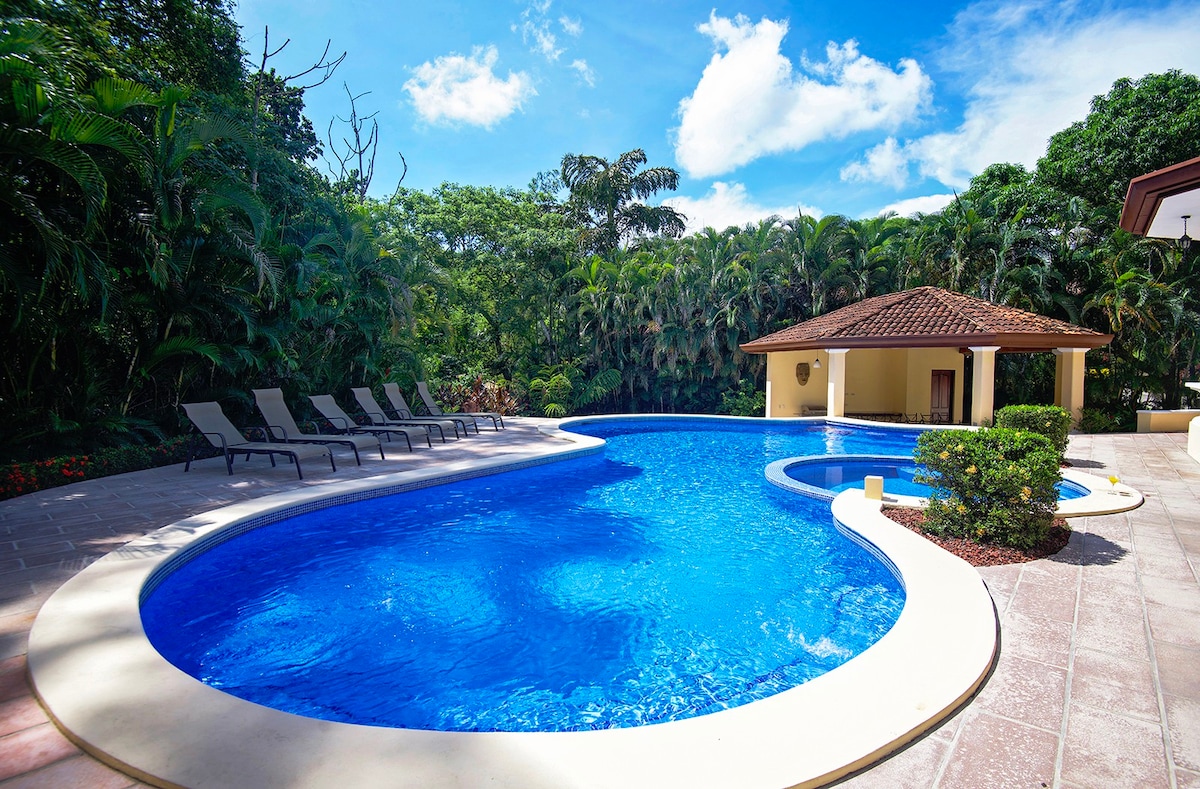 Largest retreat at los suenos, w/ pool and built in jacuzzi -casa suenos!