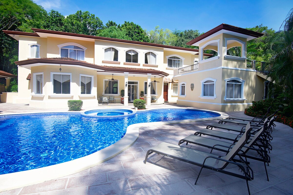 Largest retreat at los suenos, w/ pool and built in jacuzzi -casa suenos!
