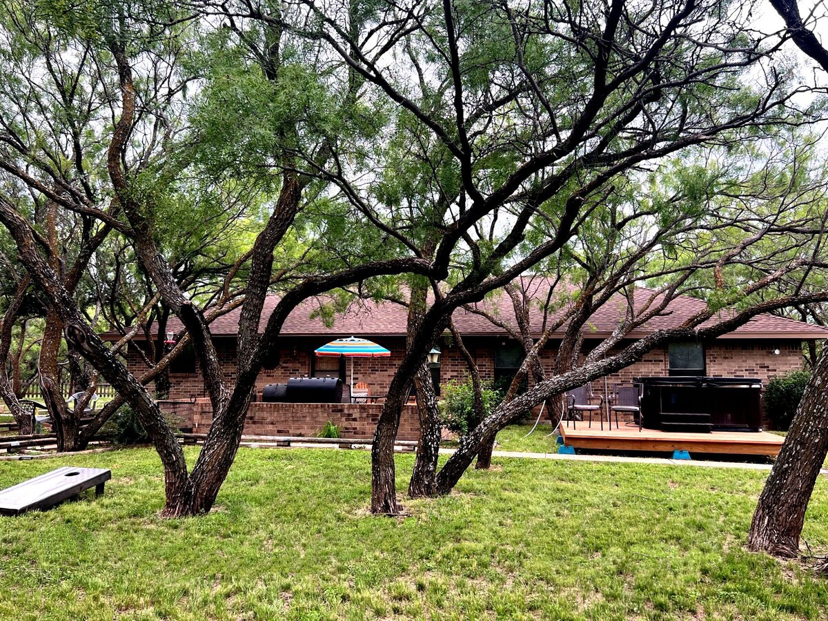 Mesquite Retreat~Romantic~Private~Hot Tub~Fire Pit