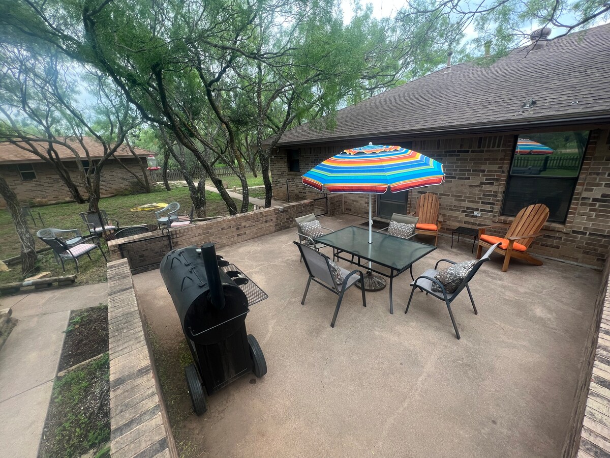 Mesquite Retreat~Romantic~Private~Hot Tub~Fire Pit