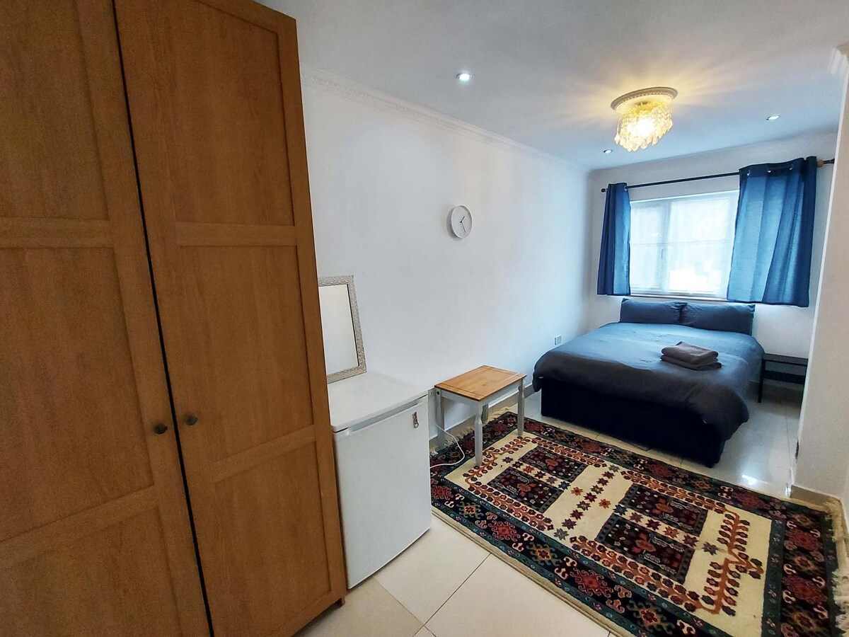 Double Room Near Station & Shops
