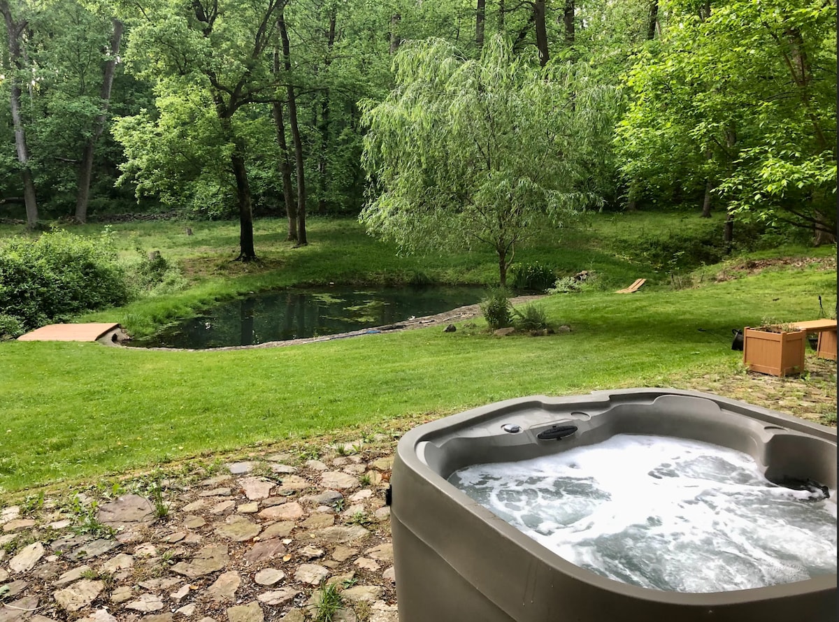 Harpers Ferry Hideaway - Cabin w/ Hot Tub, Pond