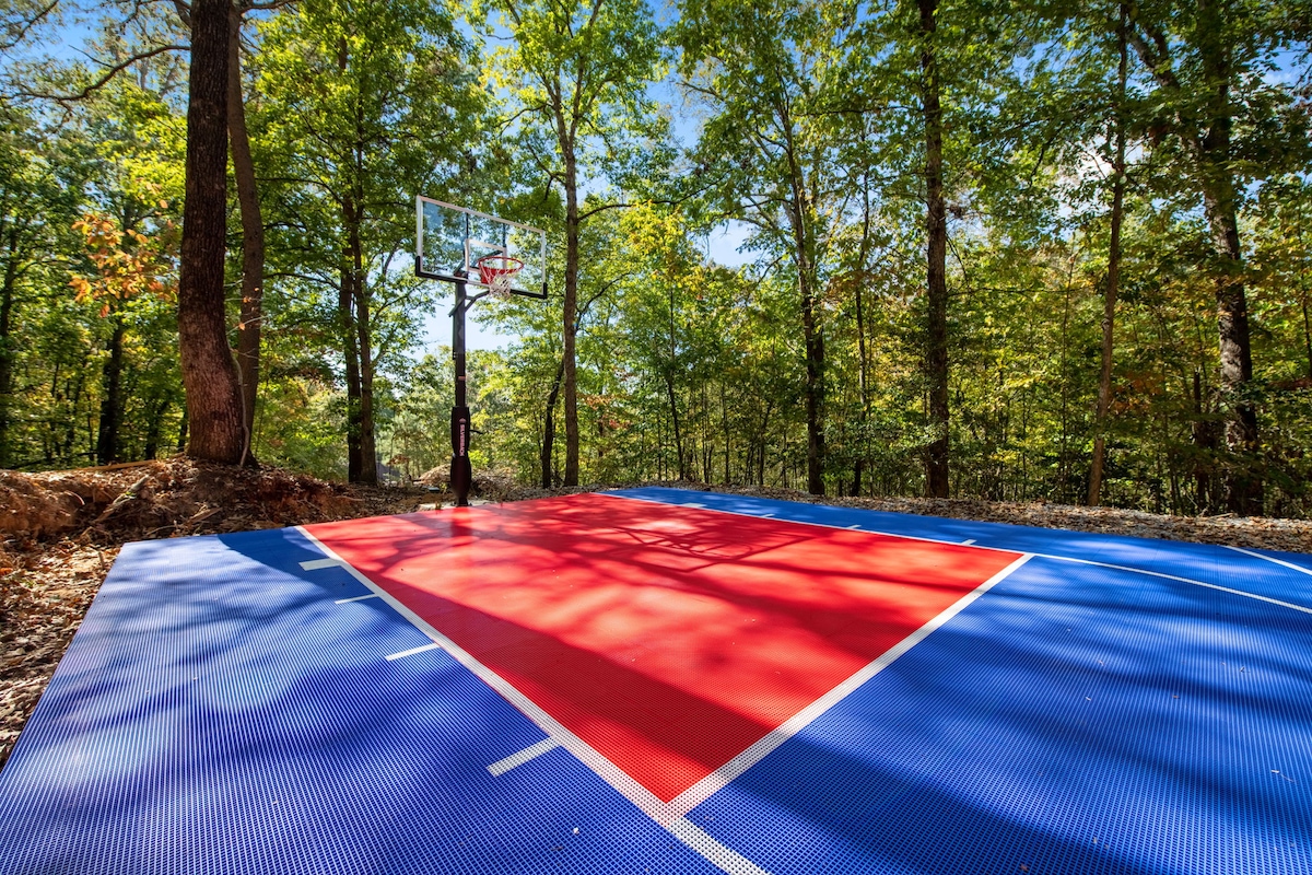 Basketball! Sauna! Hot Tub! Firepit! Game Room!