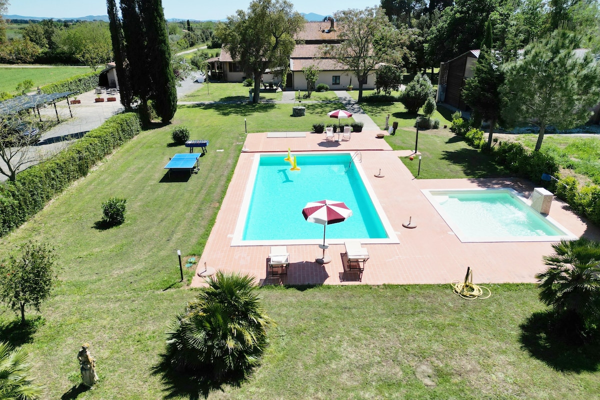 [Tranquil Pool Retreat in Tuscany]