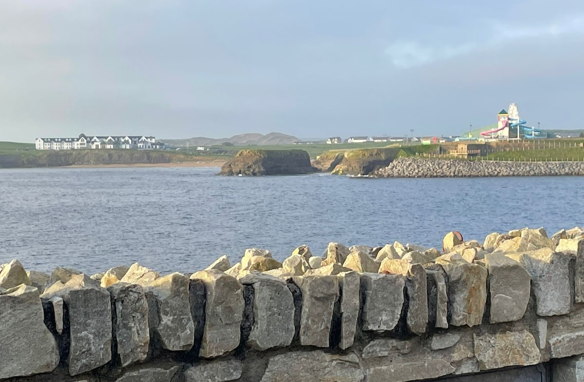 位于市中心的现代海滨别墅（ Modern Seaside House ）位于市中心的Bundoran