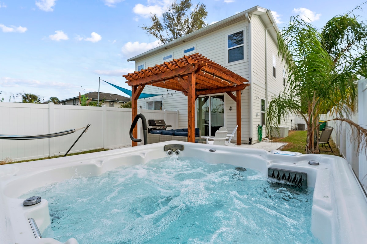 6 BlOCKS to beach! Cozy Home w Hot Tub for Groups