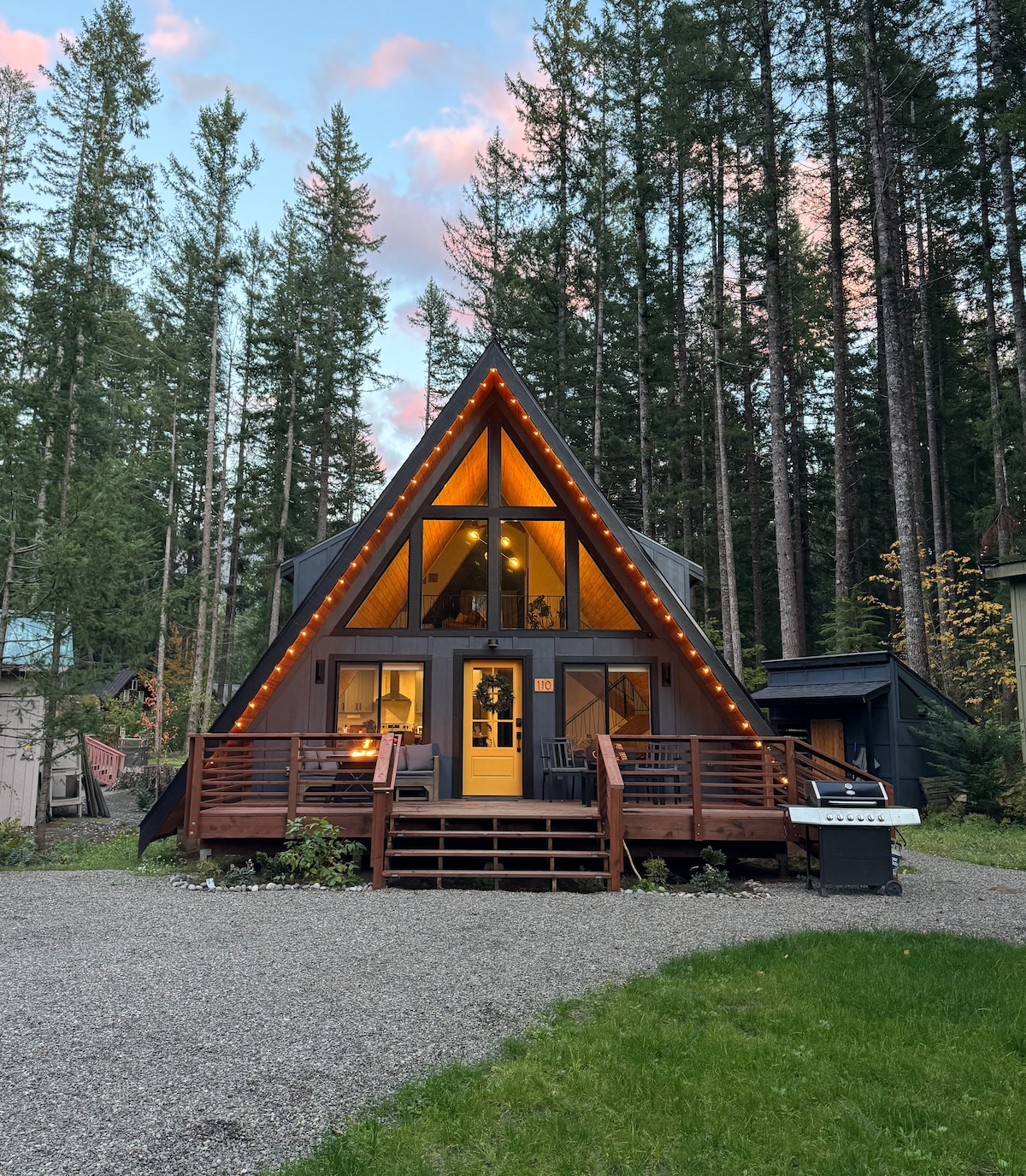 Packwood A-Frame by Mt Rainier w Hot Tub - Dogs OK