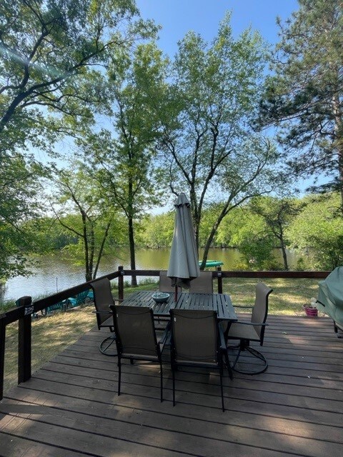 Lakeshore Retreat - Lake Cottage!