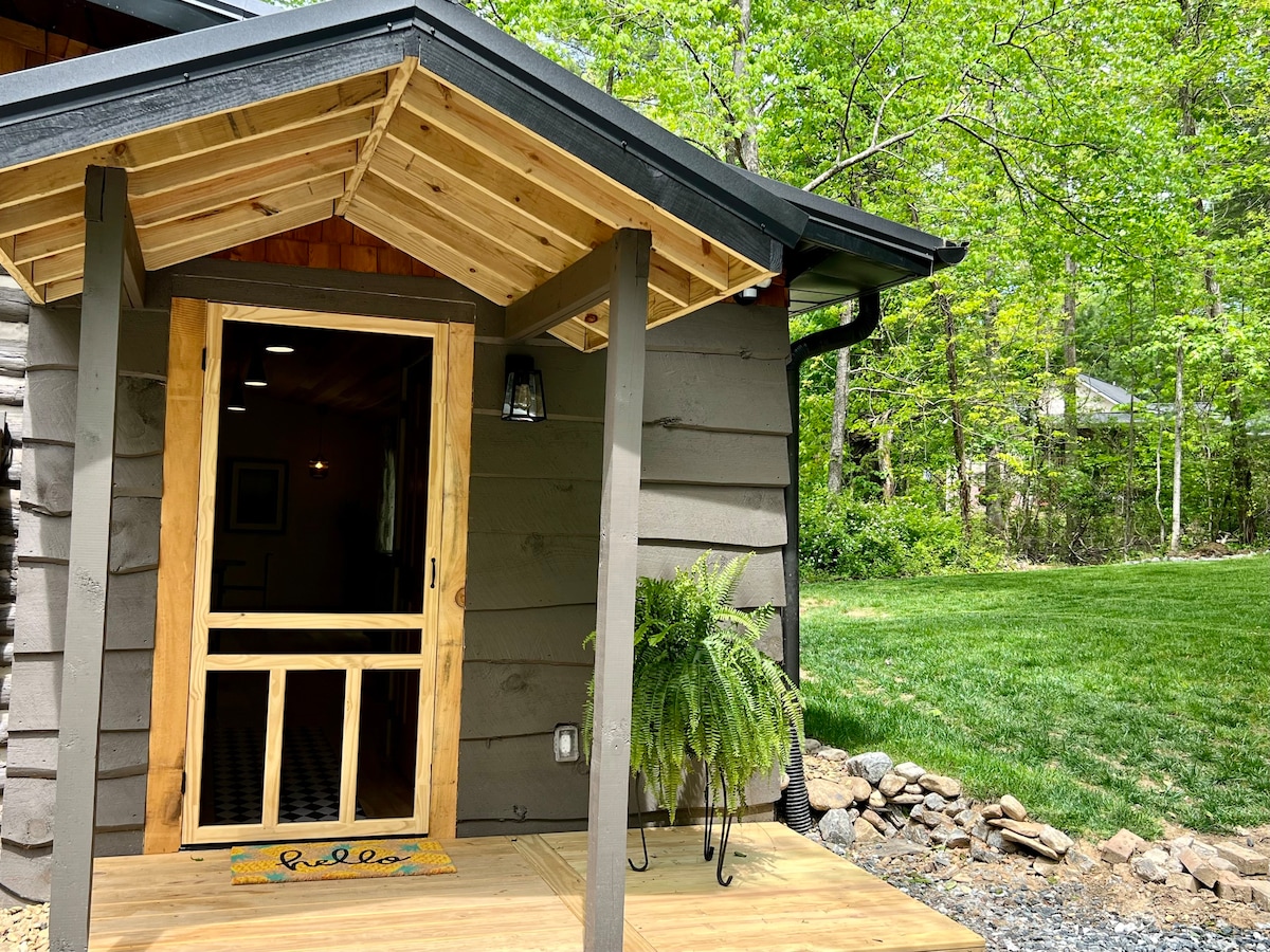 Unique, fully renovated, historic log cabin