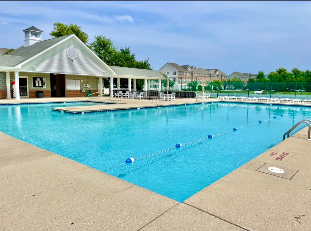 The Blue Chill! A 4 Bedroom Townhouse w/Pool!