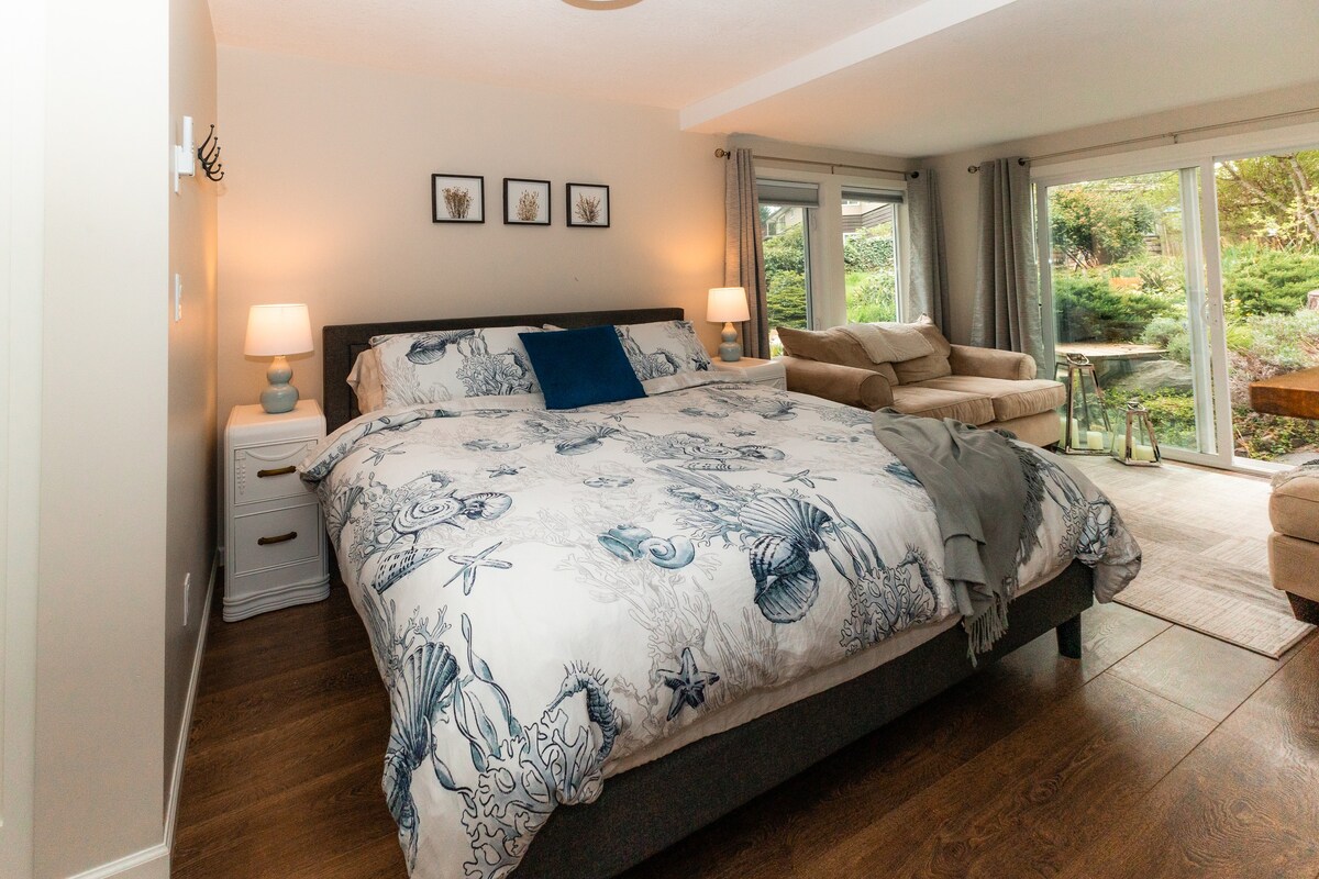 Master Suite with Garden View, Close to Town