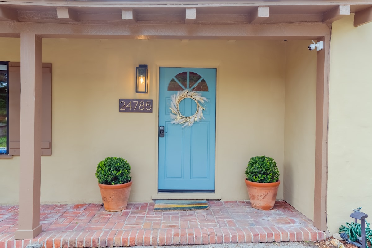 Charming Carmel Cottage - Close to Downtown!