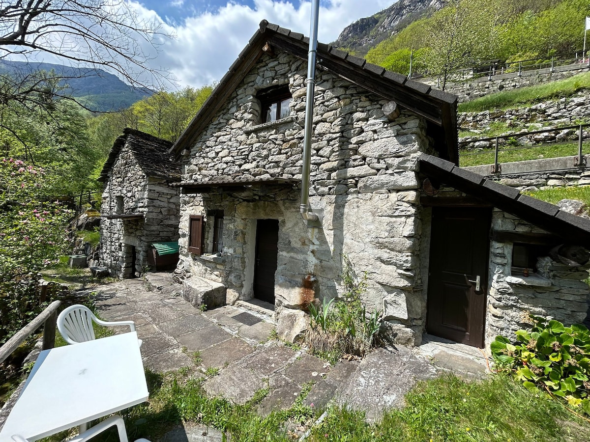 Rustico sul fiume Verzasca