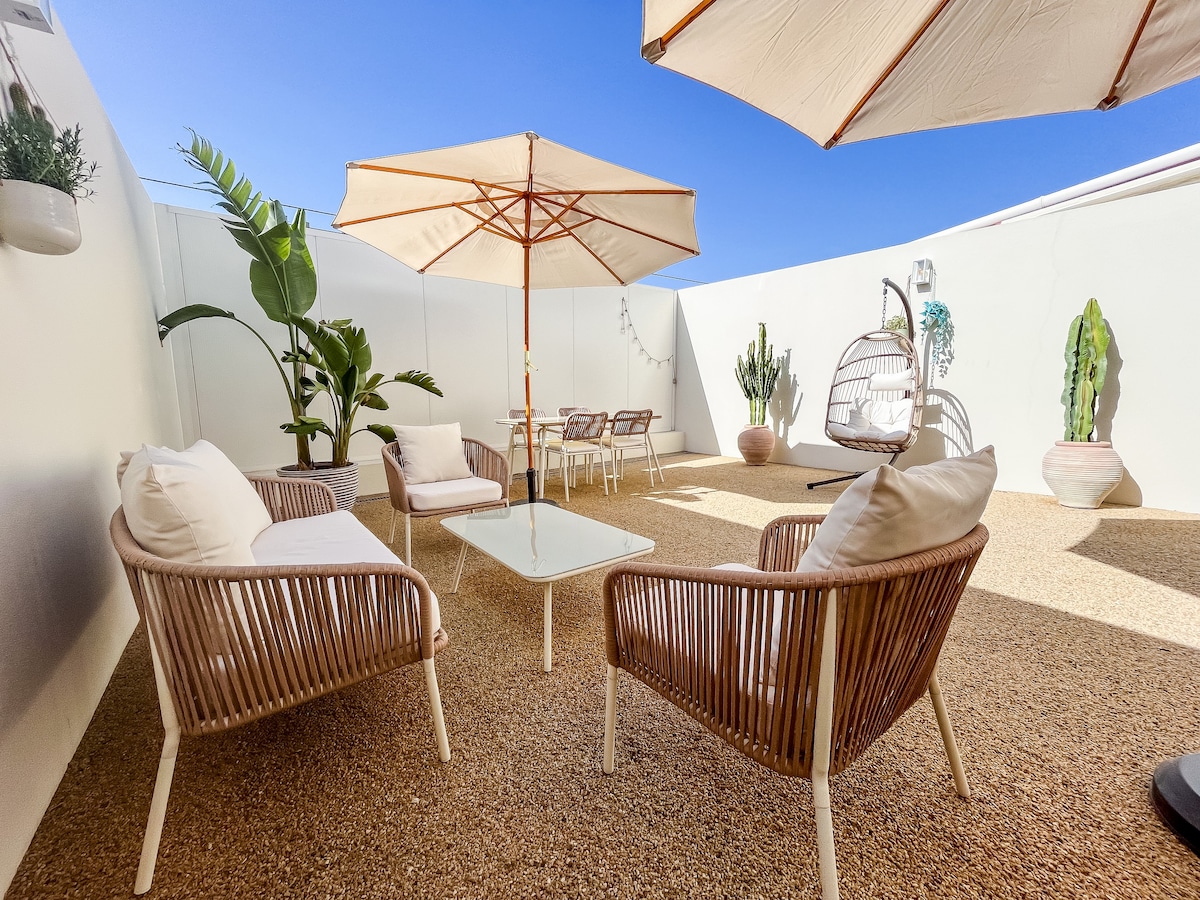 Sunny patio and king-size bed in Lisbon gem