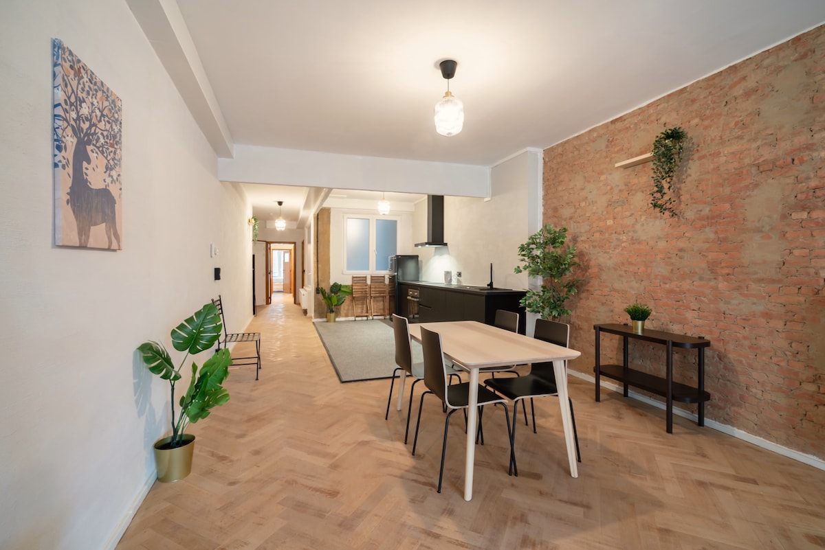 Central 2BR Apartment Near Train Station Old Town