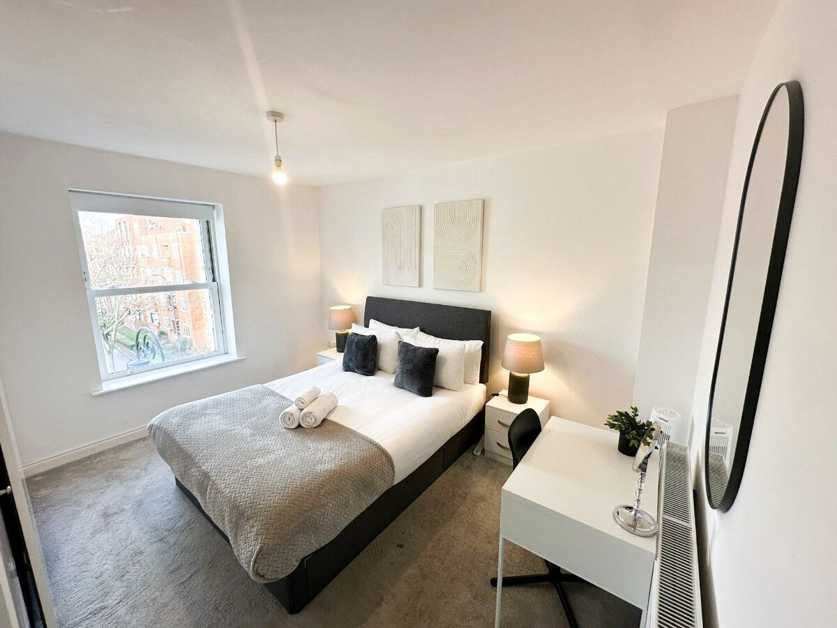 2BR Flat w/ Private Patio Bermondsey Tower Bridge