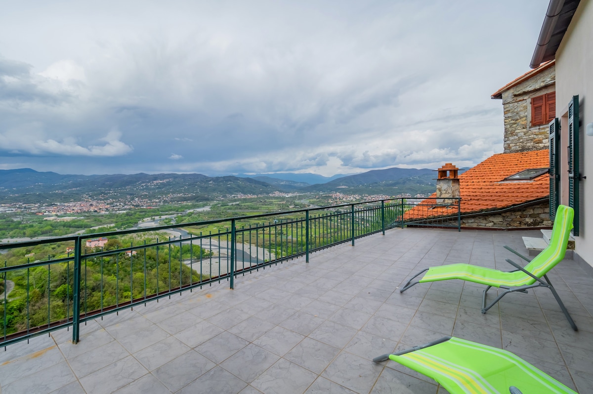 Comfy & Roomy Apt - View on the Ligurian Hills!