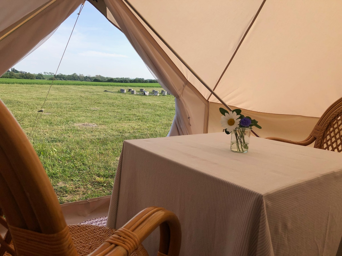 Hyggeligt glamping telt med udsigt – Hyacint