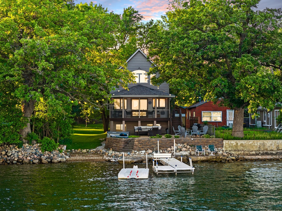 Exceptional Lakefront Getaway w/Hot Tub. Dogs ok!