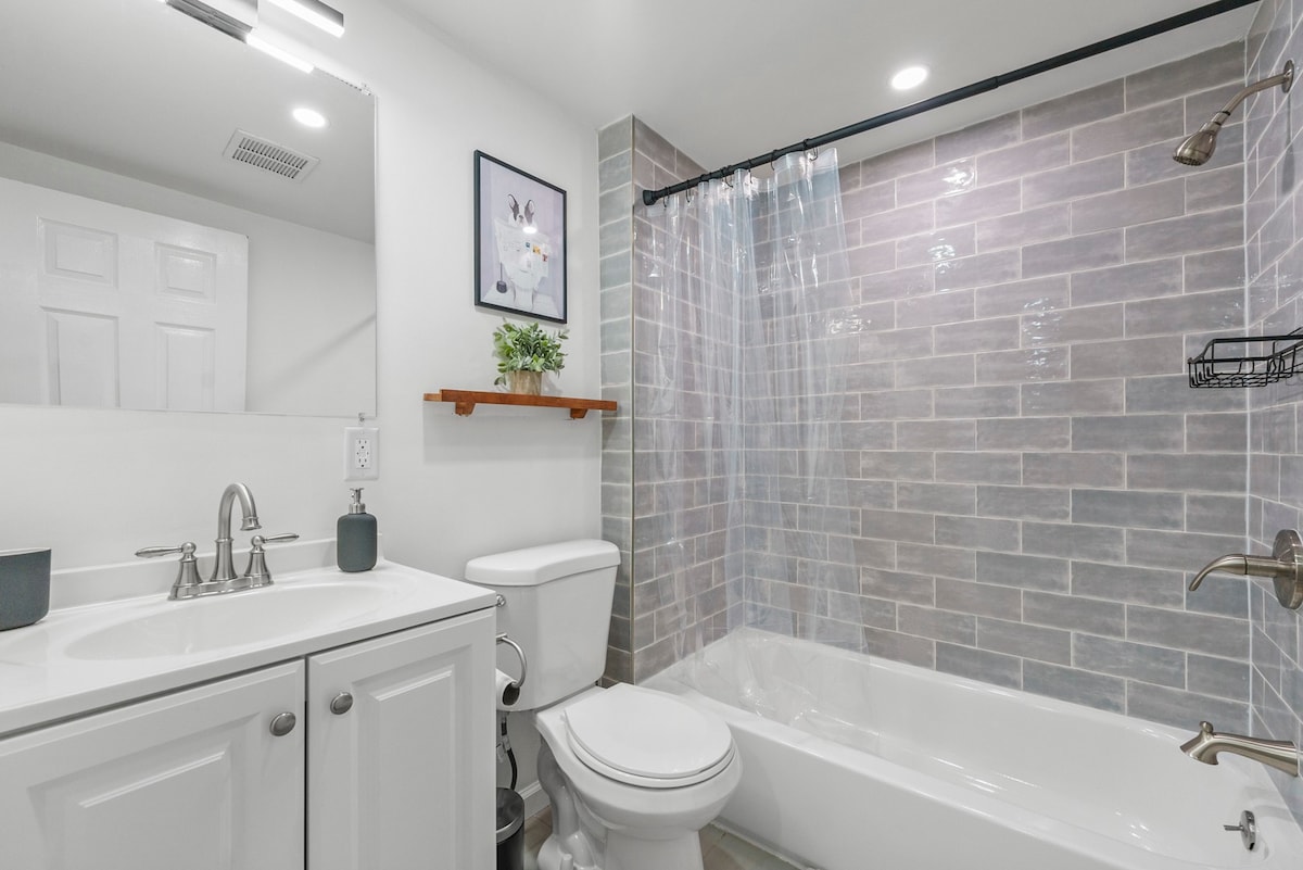 New Stylish BR close to NYC Train Public Transport