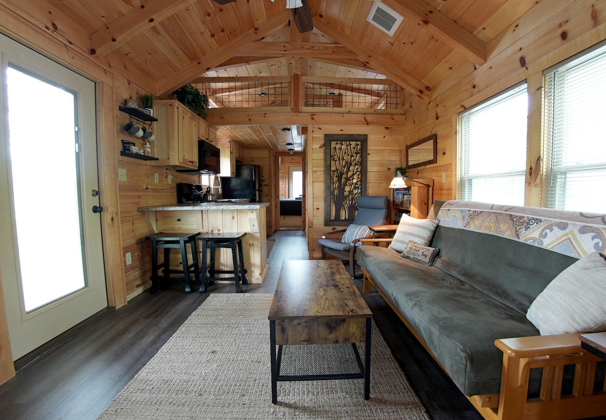 Cozy Tiny Cabin Retreat