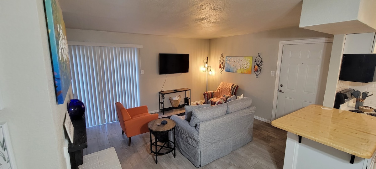 2 br Cozy Hideaway-near loop 250