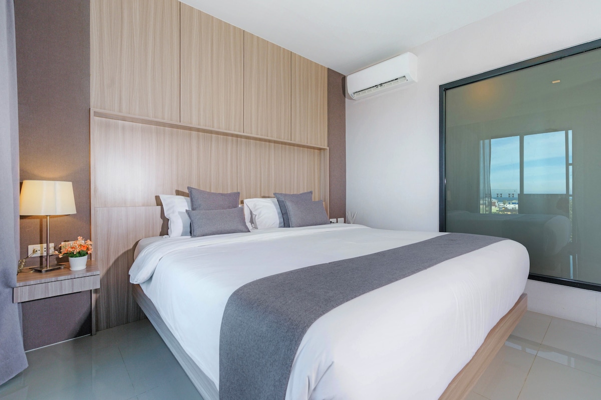 Grand Deluxe Room - Balcony & Kitchenette - Patong