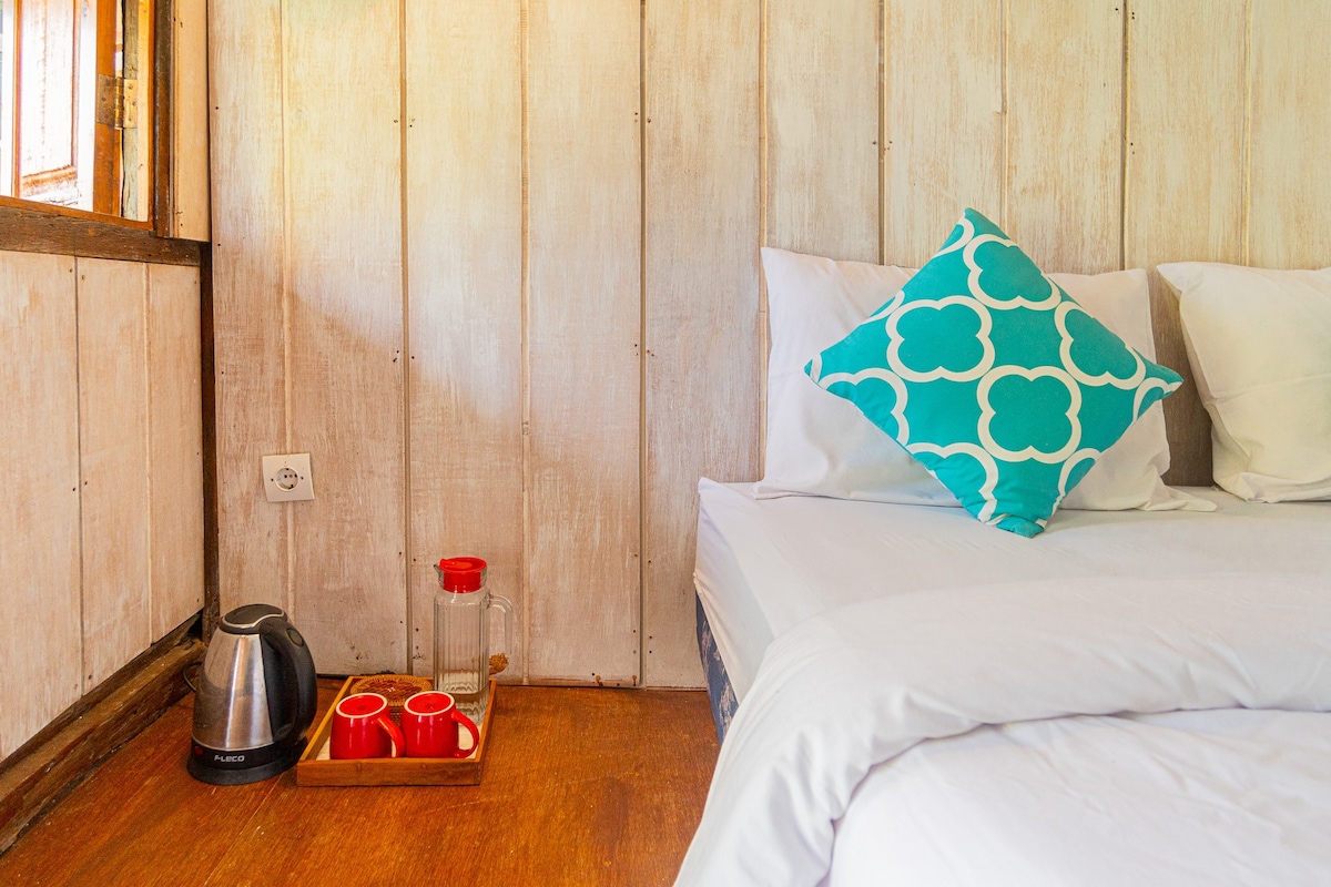 Cozy Retreat in the Rustic Wooden Room in Bedugul