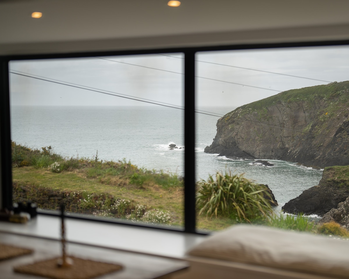 Cliff-top Cottage on Coast Path w/Panoramic Views