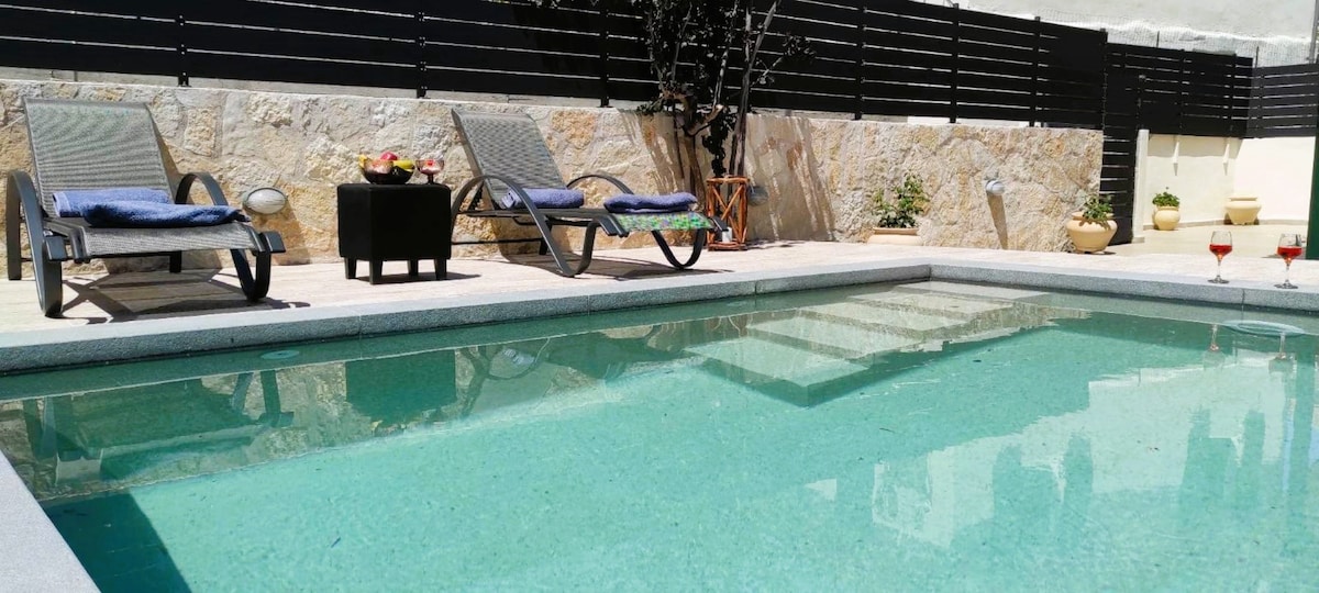 Iliogioma别墅配备私人泳池和海景别墅。