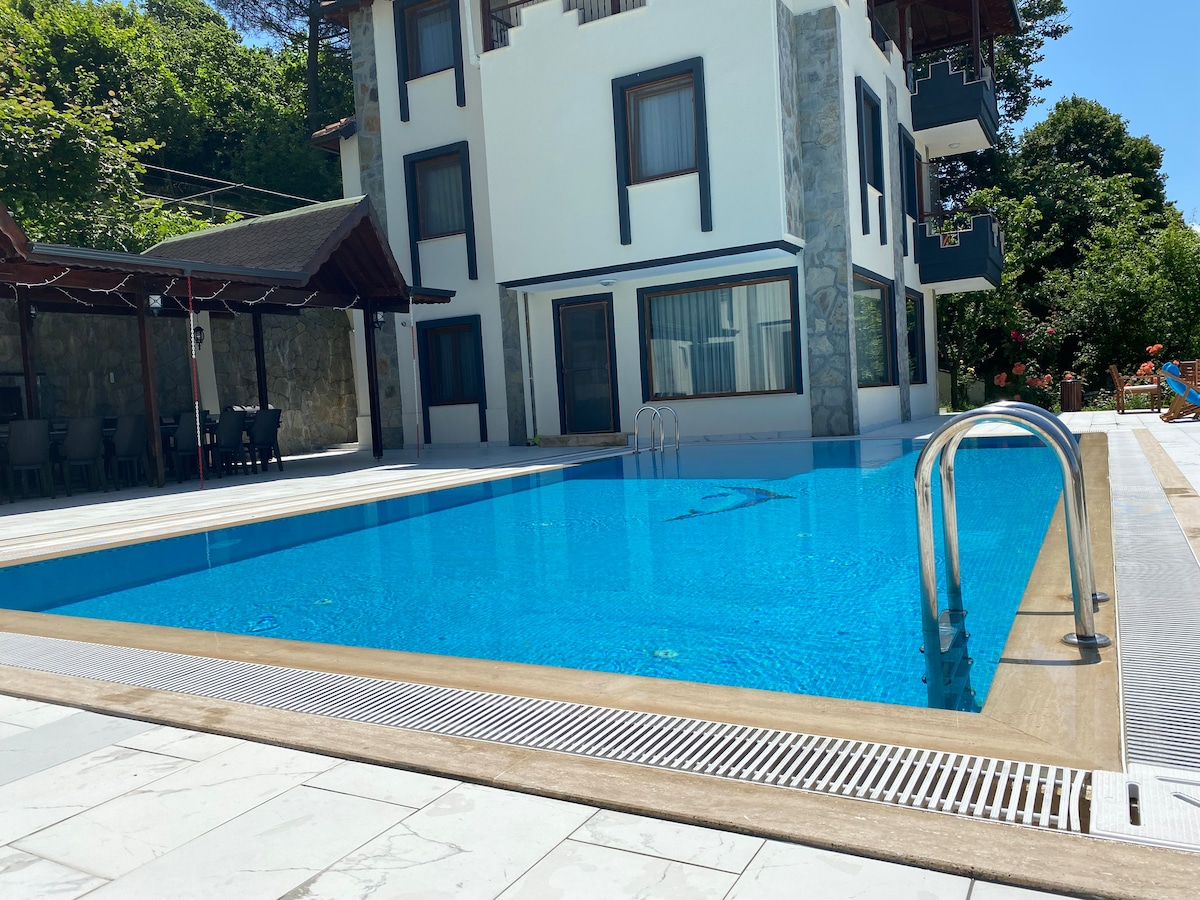 Villa Megara; Denize Yakın Havuzlu Müstakil Villa