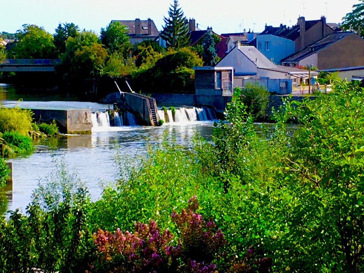 Splendide loft géant bord de rivière. Proche gare