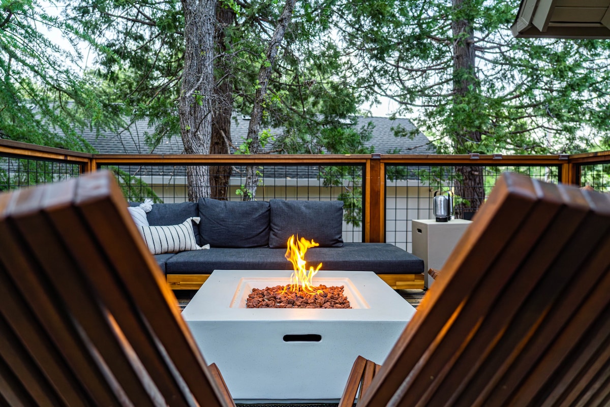 Lakeside Serenity: Cozy Chalet near Yosemite