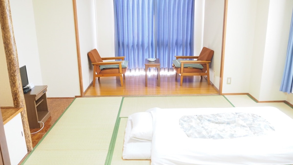 日式客房配有浴缸和卫生间8张榻榻米
