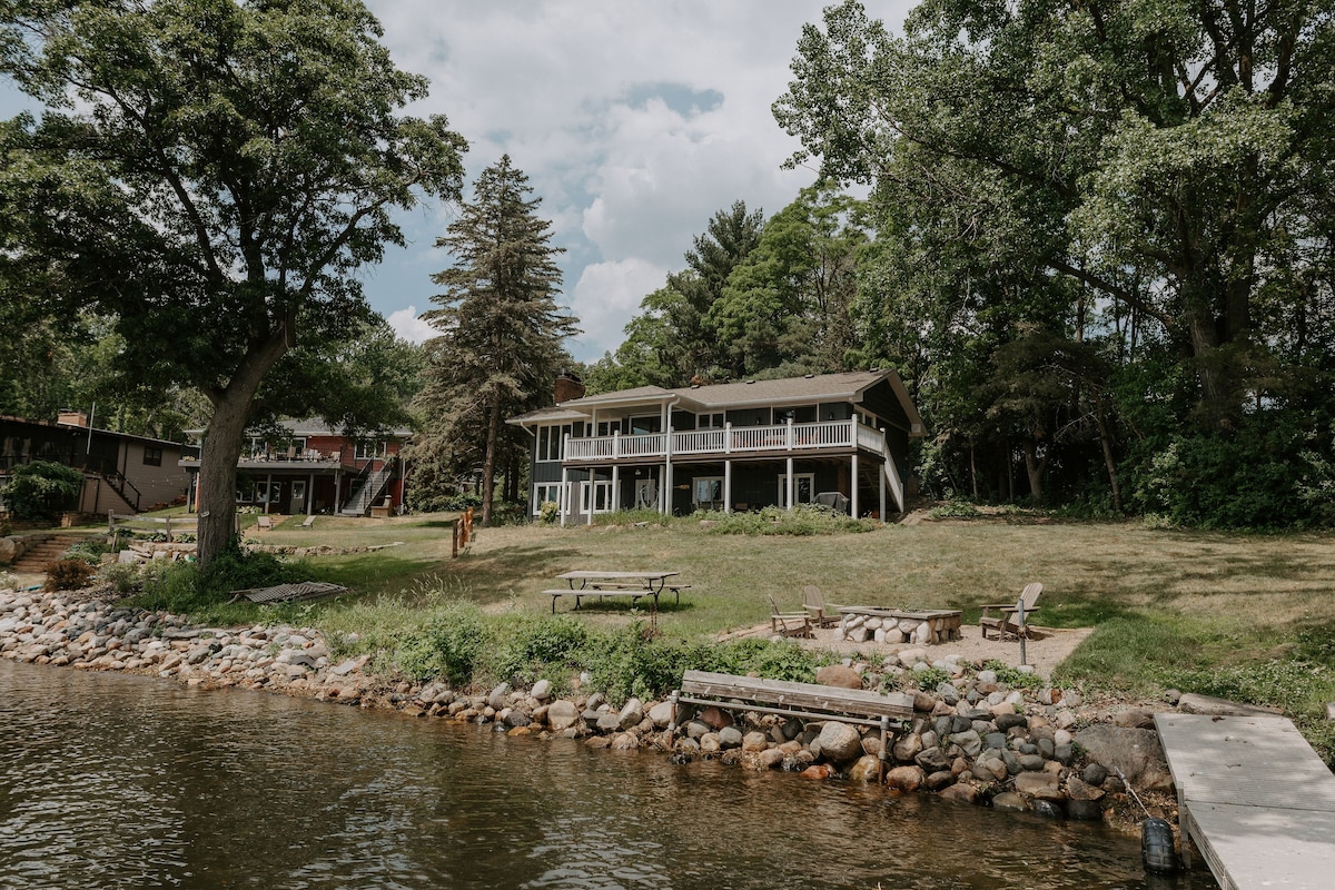 Lakeside Retreat with Sauna