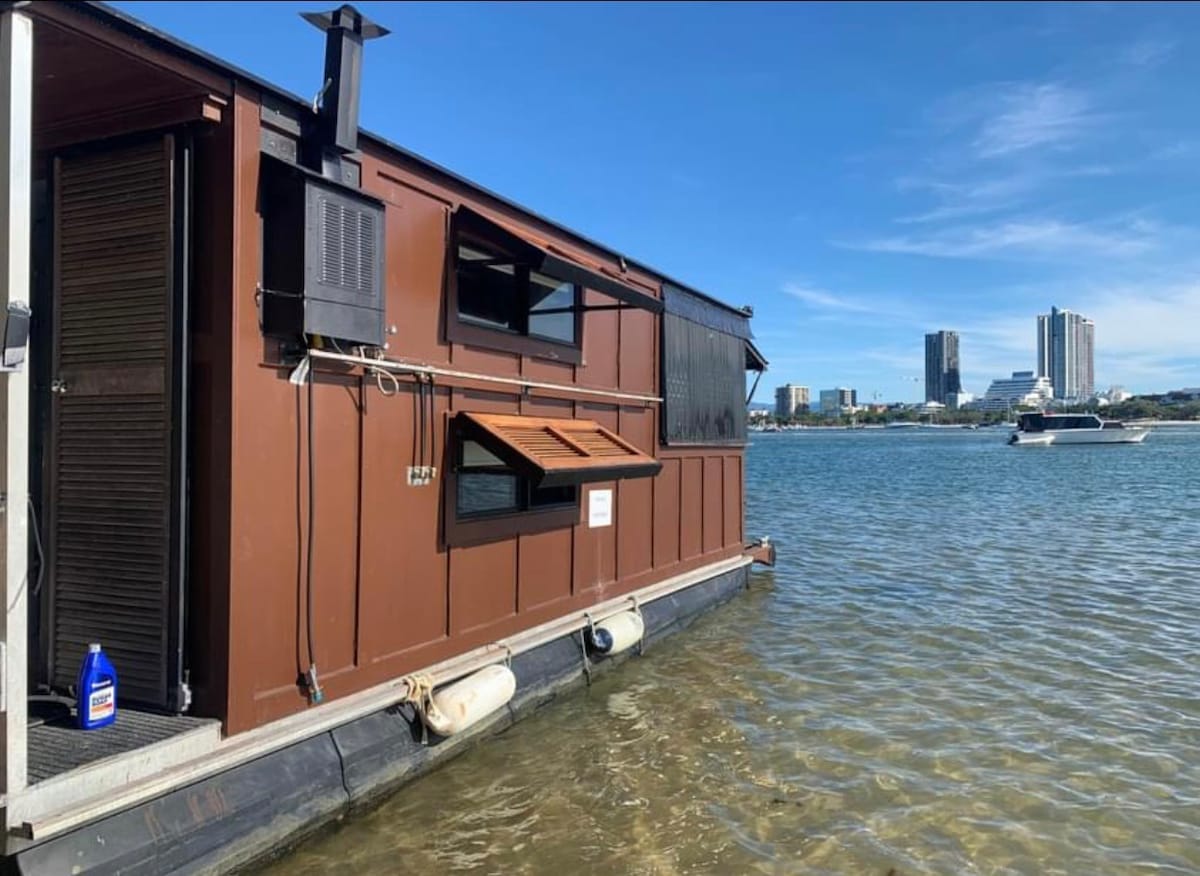 Houseboat-SeaWorld-Gold Coast