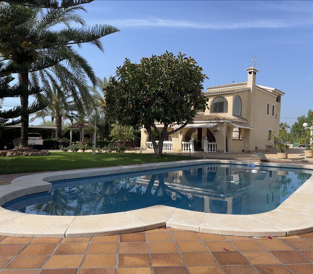 Villa Iluminada con piscina y barbacoa cerca Playa