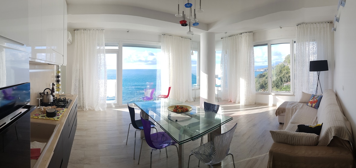 Luxury apartment with patio and access to the sea