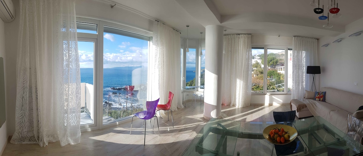 Luxury apartment with patio and access to the sea