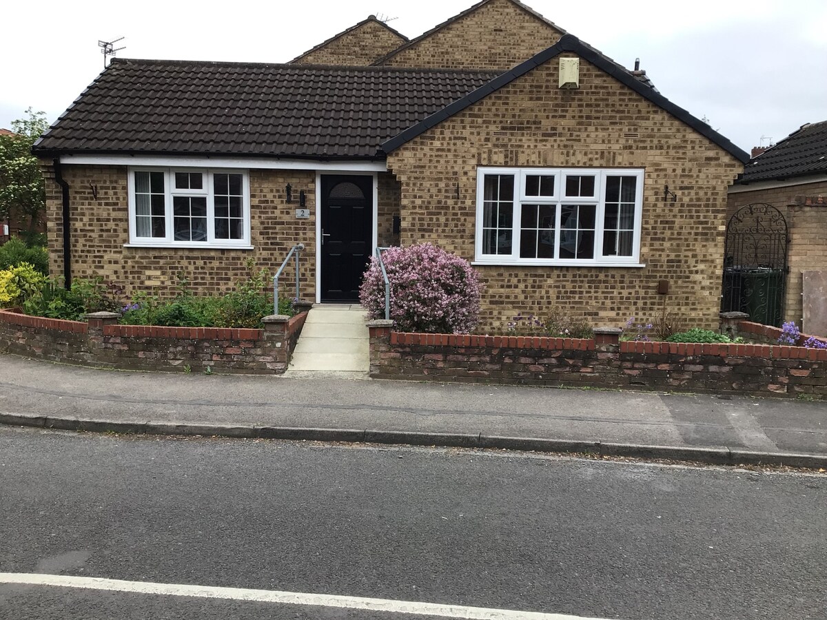 2bed bungalow with free parking