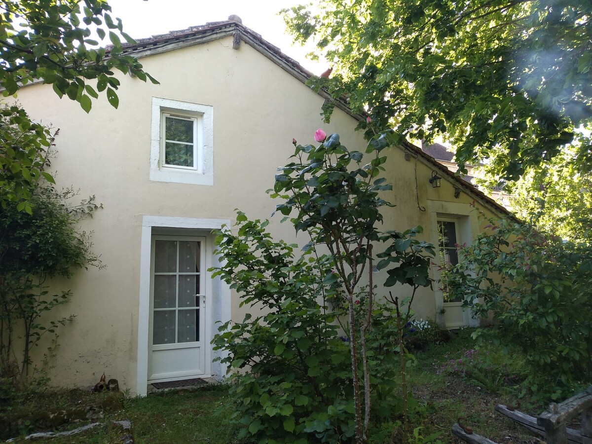 Petite maison dans parc arboré