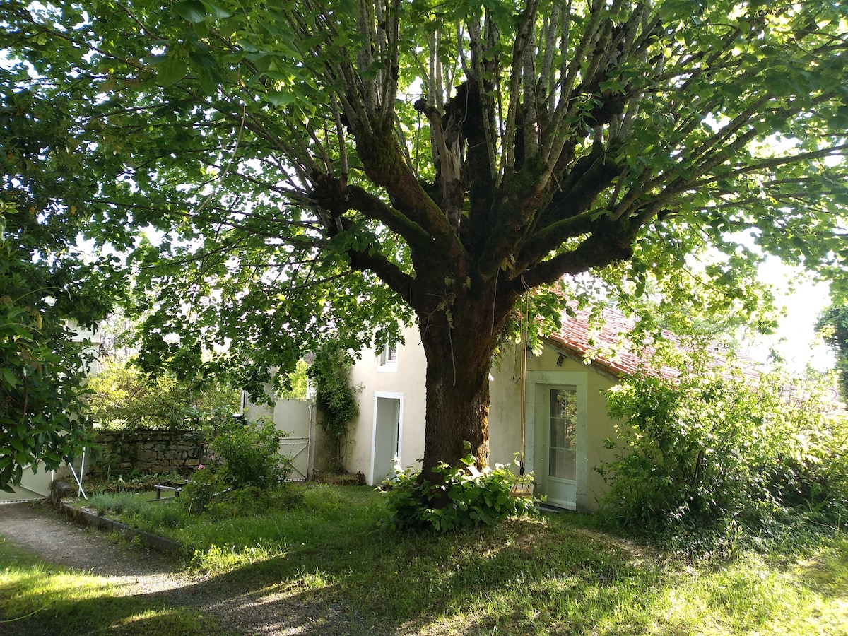 Petite maison dans parc arboré