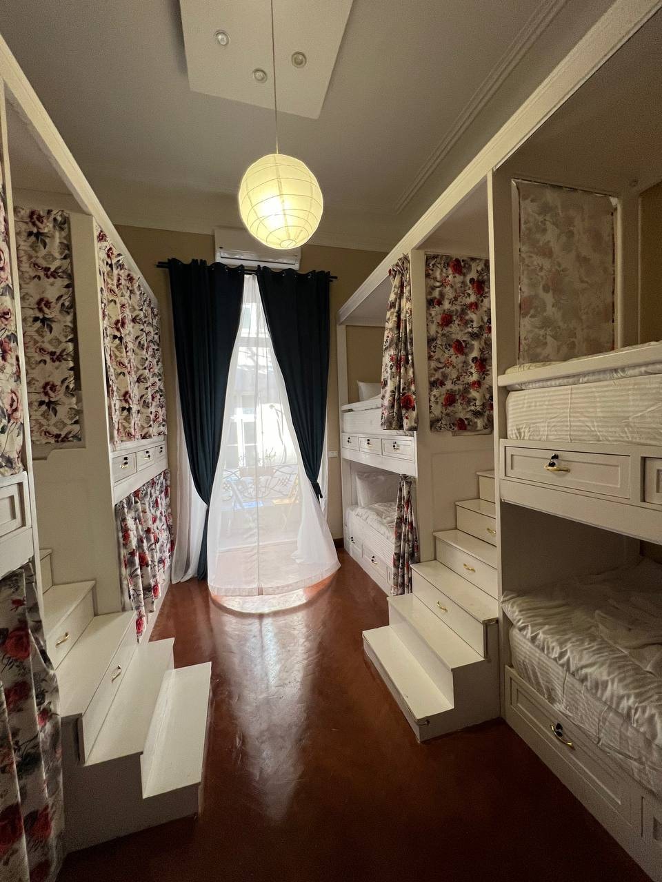 Marilyn Monroe female Dormitory room in hostel